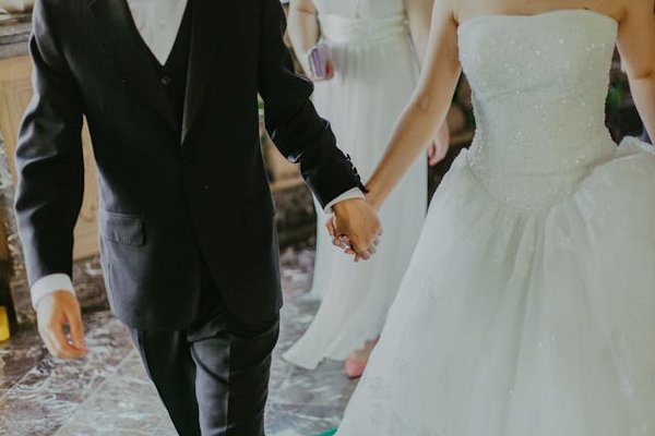 Quels types de chaussures sont les plus adaptés pour un mariage en extérieur sur gazon?