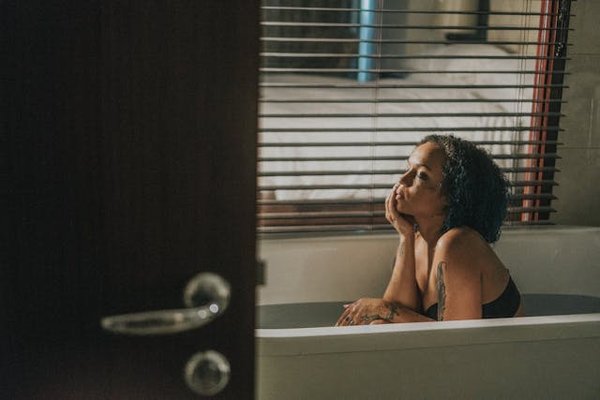 Quels sont les bienfaits des bains sonores et comment les pratiquer chez soi?